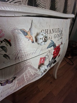Mesa de noche auxiliar decorada