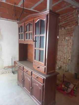 Mueble de madera antiguo con vitrina