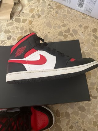 Jordan 1 Mid Negro Rojo Blanco