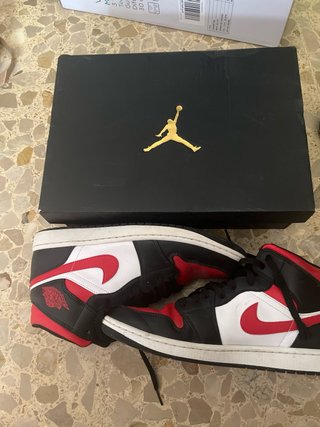 Jordan 1 Mid Negro Rojo Blanco