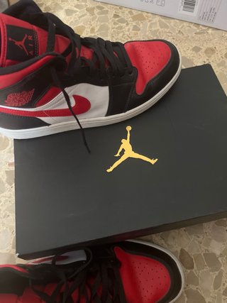 Jordan 1 Mid Negro Rojo Blanco