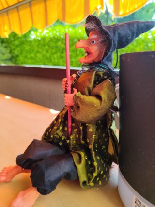 Befana o strega con sacco