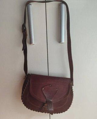 Bolso de cuero marrón artesanal