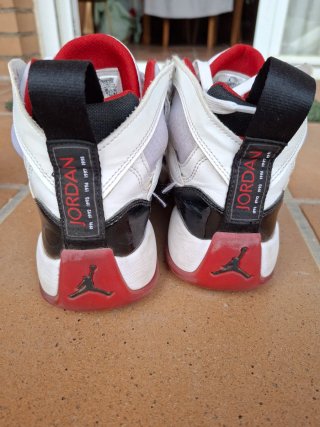 Zapatillas Baloncesto Jordan Blancas y Rojas