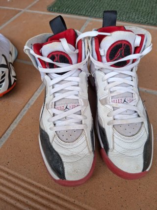 Zapatillas Baloncesto Jordan Blancas y Rojas
