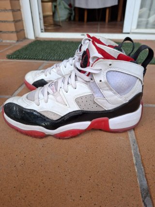 Zapatillas Baloncesto Jordan Blancas y Rojas