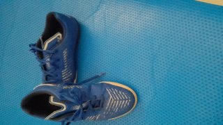 Zapatillas deportivas azules y blancas
