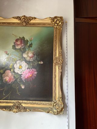 Pintura grande de flores en marco dorado