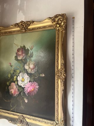 Pintura grande de flores en marco dorado