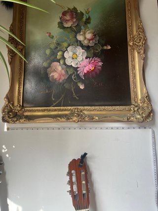 Pintura grande de flores en marco dorado