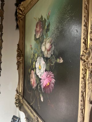 Pintura grande de flores en marco dorado