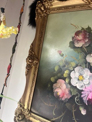 Pintura grande de flores en marco dorado