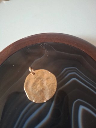 Medalla baño oro pegaso con piedra azul