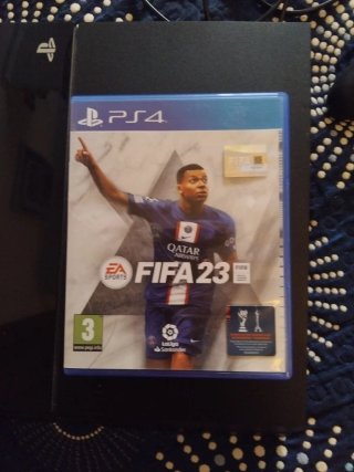 PS4 con mando y 3 juegos