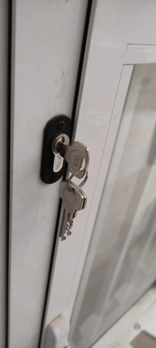 Puerta de aluminio con rejas