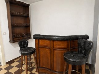 Mueble Bar Curvo Madera y Cuero