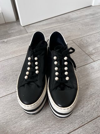 Zapatos negros con perlas de la marca un paso más