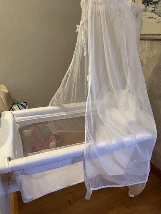 Minicuna blanca con dosel