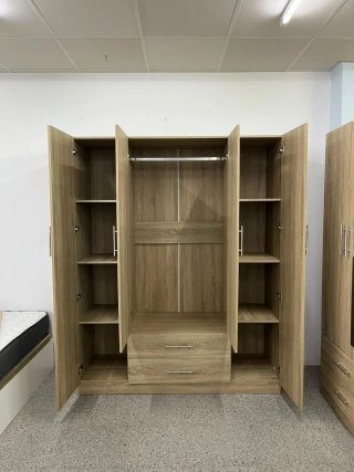 Armario de madera con espejo