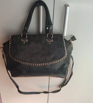 Bolso negro con cadena