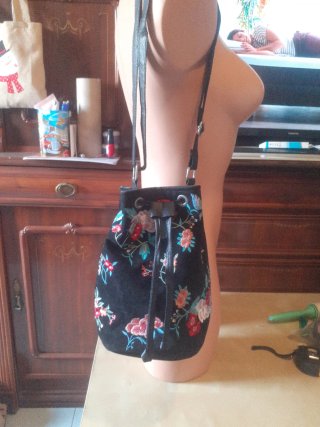 Bolso Cilindrico Flores Negro