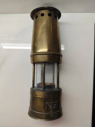 Lámpara de minero antigua