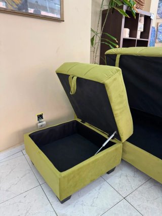 Sofá Yadhi verde con otomana