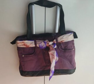 Bolso morado con pañuelo