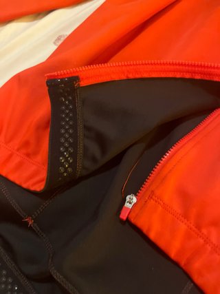 Chaqueta cortavientos roja