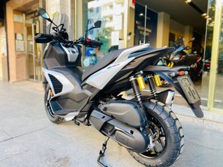 Aprilia SR GT 400