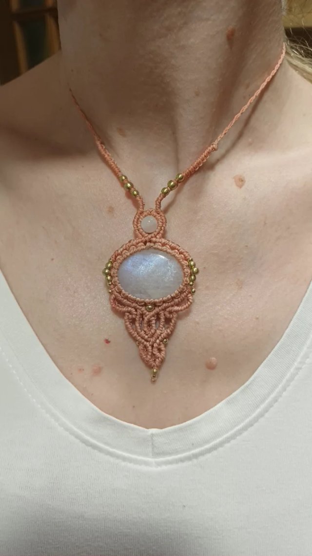 Colgante macramé con mineral Piedra Luna
