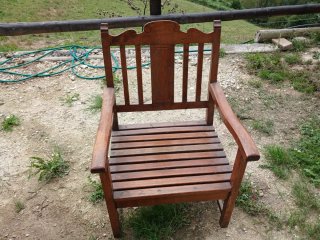 Mesa redonda de madera de castaño