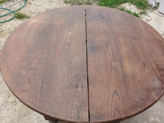 Mesa redonda de madera de castaño