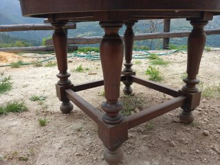 Mesa redonda de madera de castaño
