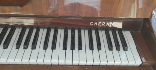 Piano de pared Cherny