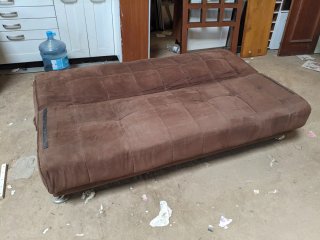 Sofá cama y mesa de salón marrón