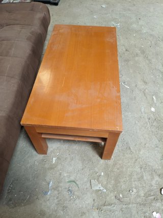 Sofá cama y mesa de salón marrón