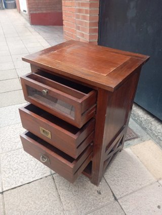 Comoda, cajonera o mesita de noche