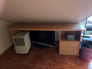 Escritorio madera y plástico