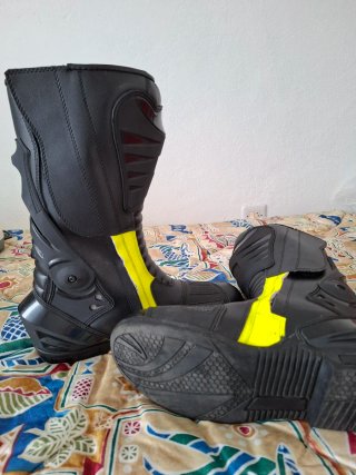 Botas de Moto Negras y Amarillas