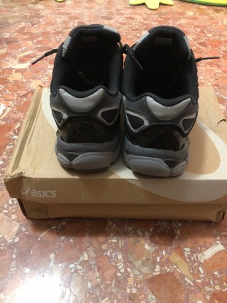 Zapatillas Asics Negras y Grises Cómodas
