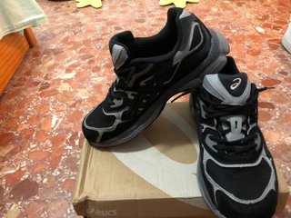 Zapatillas Asics Negras y Grises Cómodas
