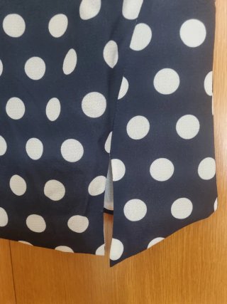Blusa de topos azul y blanco