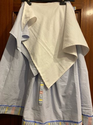 Traje de falda y blusa a rayas
