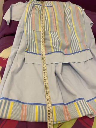 Traje de falda y blusa a rayas