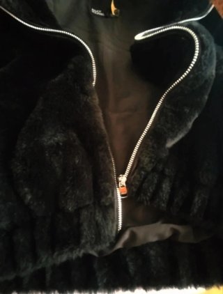 Chaqueta de pelo negra con capucha