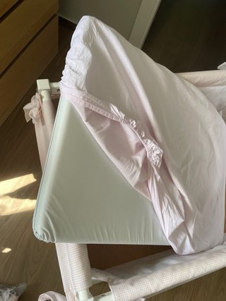Cuna de bebé con ruedas y textiles