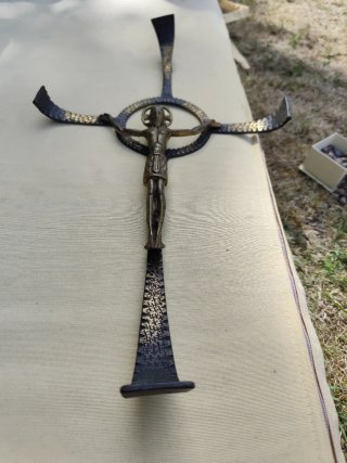 Crucifijo antiguo de metal