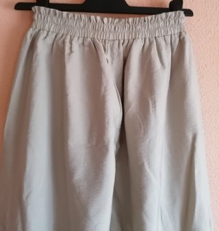 Pantalón ancho con detalles