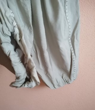 Pantalón ancho con detalles